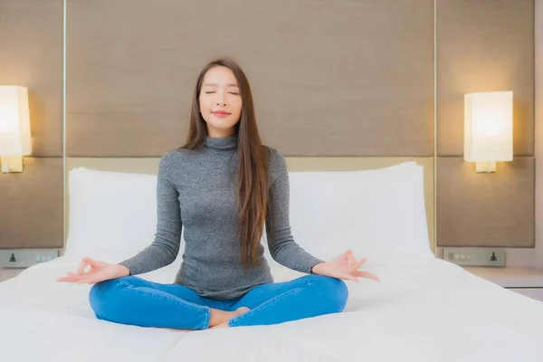 Retrato Bonito Jovem Asiático Mulher Meditação Cama Quarto Interior — Fotografia de Stock