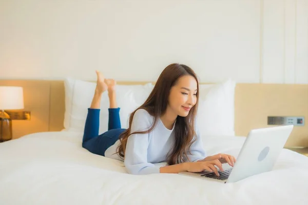 Retrato Hermosa Joven Mujer Asiática Uso Ordenador Portátil Cama Interior — Foto de Stock