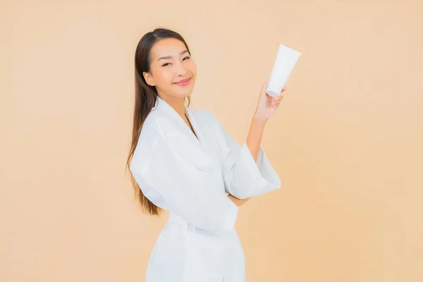 Retrato Bela Jovem Asiático Mulher Com Garrafa Loção Rosto Creme — Fotografia de Stock