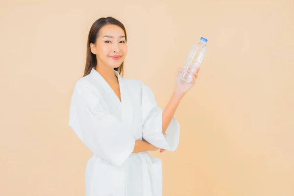 Retrato Hermosa Joven Asiática Mujer Con Botella Agua Para Beber —  Fotos de Stock