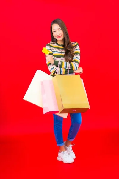 Retrato Bela Jovem Mulher Asiática Com Saco Compras Colorido Cartão — Fotografia de Stock