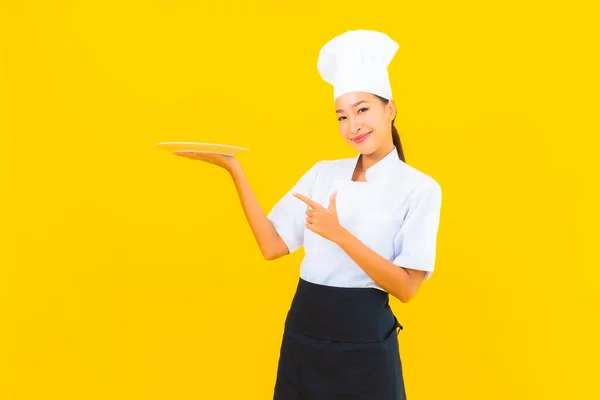 Ritratto Bella Giovane Asiatica Chef Donna Con Piatto Sfondo Giallo — Foto Stock