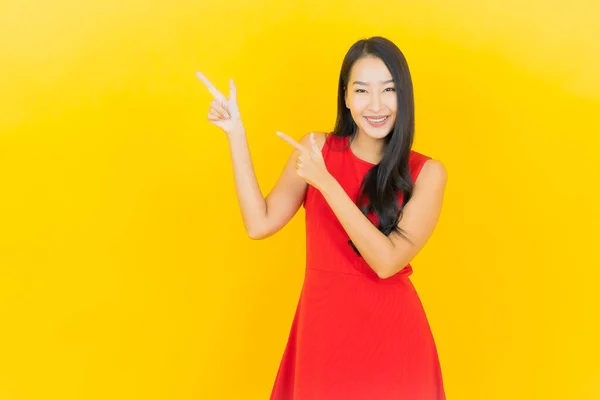Güzel Bir Portre Genç Asyalı Kadın Kırmızı Elbiseler Giyip Sarı — Stok fotoğraf