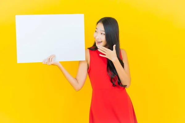 Retrato Hermosa Joven Asiática Mujer Sonrisa Con Vacío Cartelera Blanca — Foto de Stock