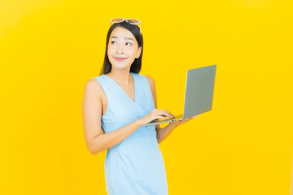 Portret Piękna Młoda Azjatycka Kobieta Uśmiech Laptopa Komputera Żółtym Odizolowanym — Zdjęcie stockowe