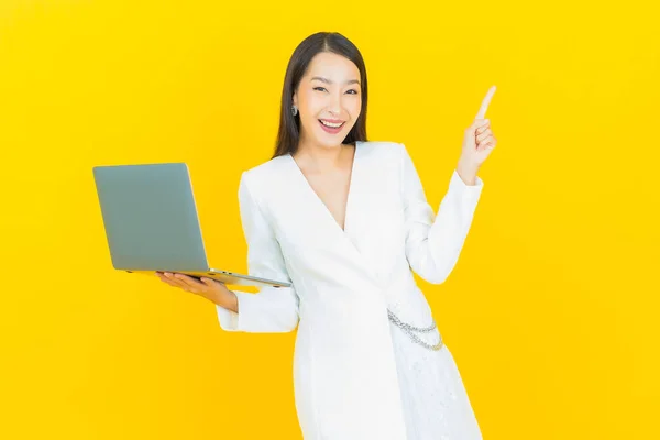 Portret Mooie Jonge Aziatische Vrouw Glimlach Met Computer Laptop Geïsoleerde — Stockfoto