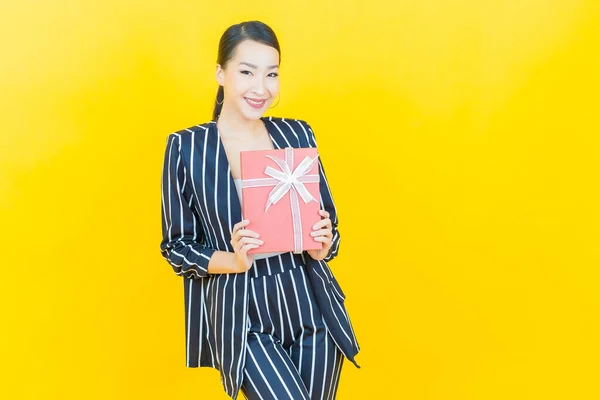 Portret Mooie Jonge Aziatische Vrouw Glimlach Met Rode Geschenkdoos Kleur — Stockfoto