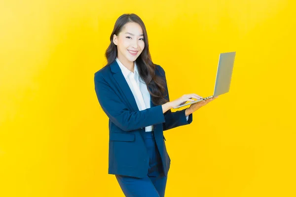 Portret Mooie Jonge Aziatische Vrouw Glimlach Met Computer Laptop Geïsoleerde — Stockfoto