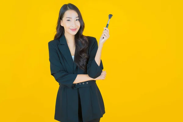 Retrato Bela Jovem Mulher Asiática Com Maquiagem Escova Cosmética Sobre — Fotografia de Stock