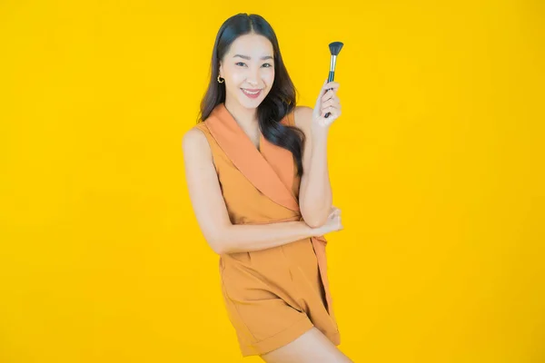 Renk Arka Planında Makyaj Fırçası Olan Güzel Asyalı Kadın Portresi — Stok fotoğraf
