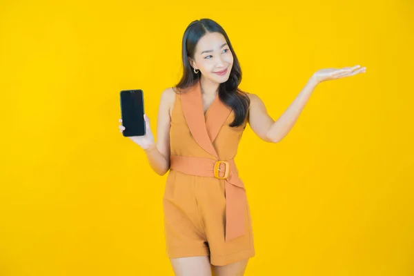 Retrato Hermosa Joven Mujer Asiática Sonrisa Con Teléfono Móvil Inteligente — Foto de Stock