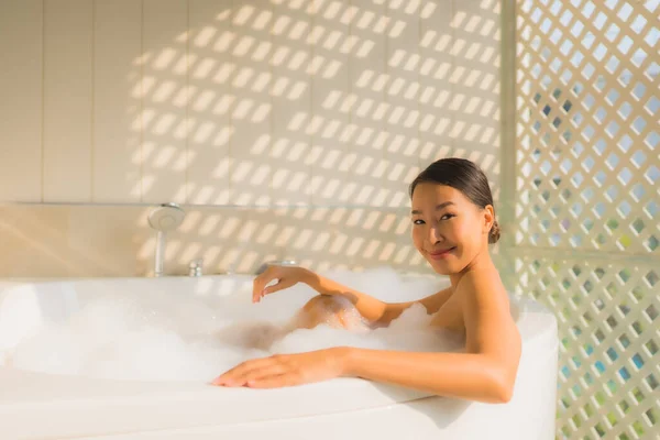 Retrato Joven Asiática Mujer Relajarse Tomar Baño Bañera Para Spa — Foto de Stock