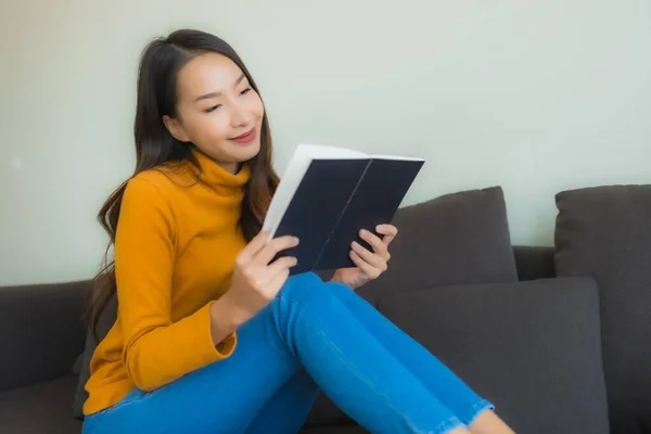 Retrato Jovem Mulher Asiática Ler Livro Sofá Cadeira Com Travesseiro — Fotografia de Stock