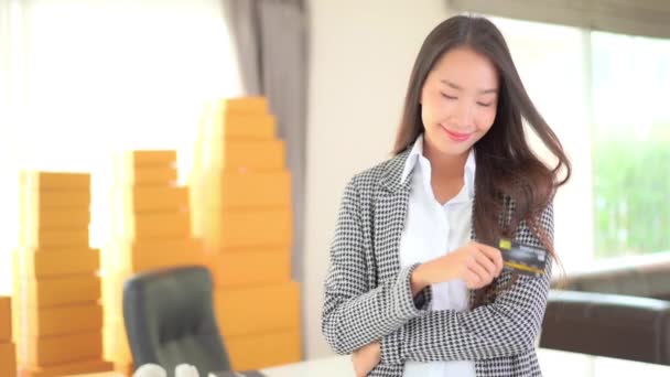 Hermosa Joven Asiática Mujer Muestra Tarjeta Crédito Sala Estar — Vídeo de stock