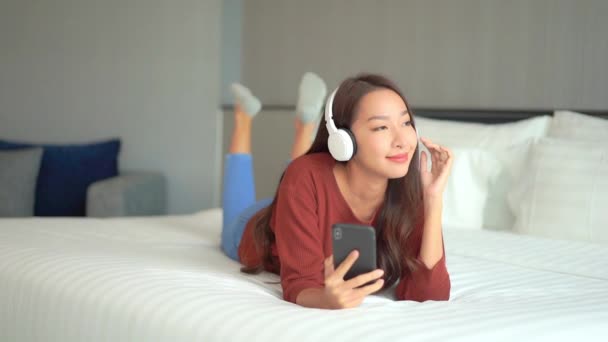 Bilder Vacker Asiatisk Kvinna Som Lyssnar Musik Med Hörlurar Och — Stockvideo