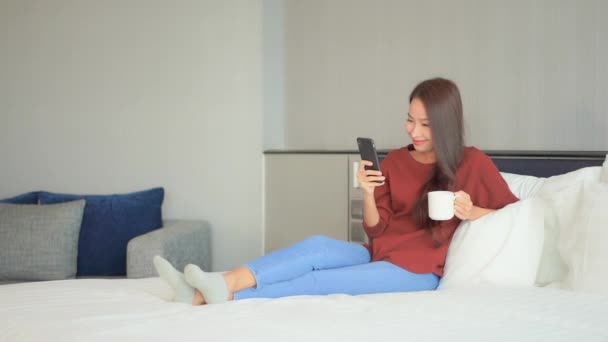 Záběry Asijské Ženy Pomocí Smartphone Doma — Stock video