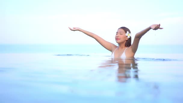 Filmati Bella Donna Asiatica Che Rilassa Piscina Hotel Durante Vacanze — Video Stock