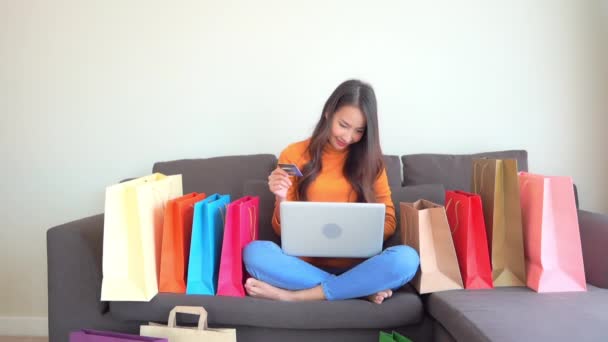 Πλάνα Από Όμορφη Ασιάτισσα Γυναίκα Κάνει Shopping Φορητό Υπολογιστή Στο — Αρχείο Βίντεο