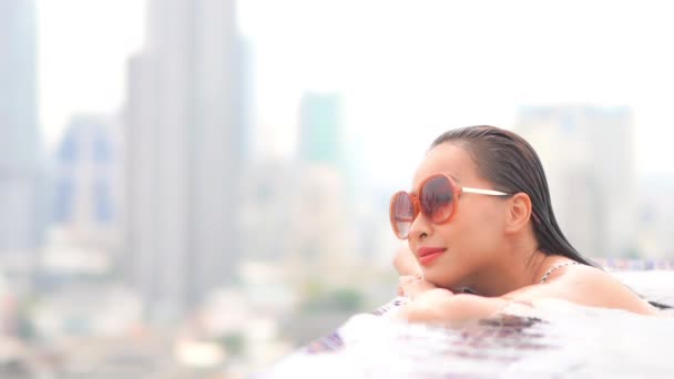 Красива Молода Азіатка Щаслива Розслабитися Відкритому Повітрі Басейн Курортному Готелі — стокове відео