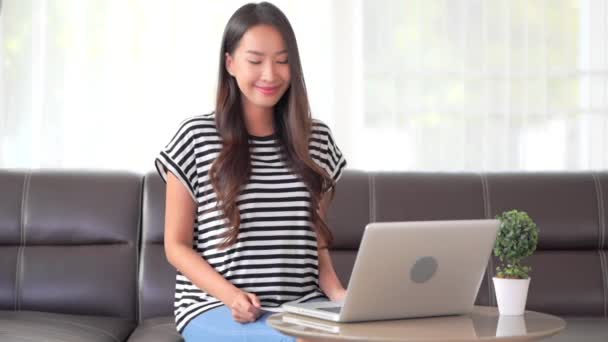 Imagini Femeie Asiatică Care Lucrează Laptopul Acasă — Videoclip de stoc