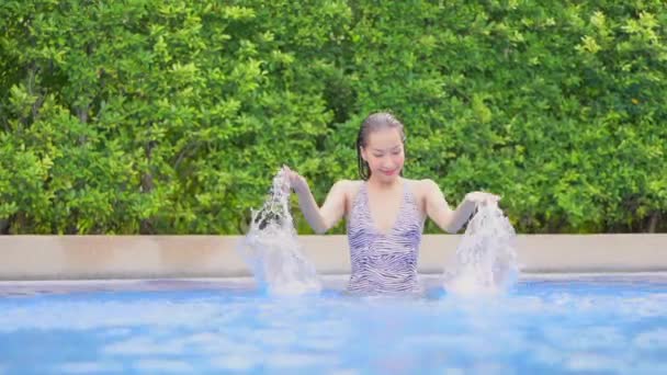Кадри Красивої Азіатки Розслабляється Басейні Готелі Під Час Відпустки — стокове відео
