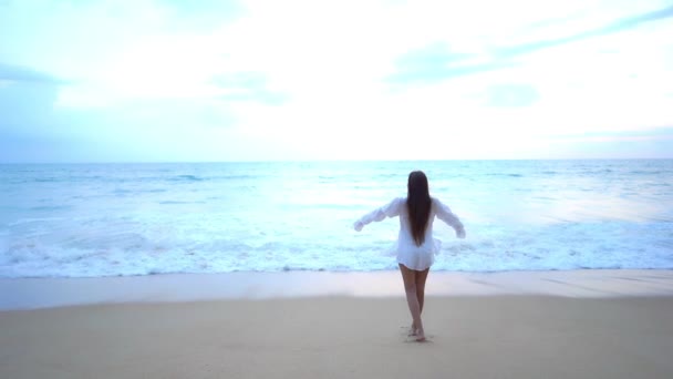 Metraje Mujer Asiática Orilla Del Mar Durante Las Vacaciones Verano — Vídeo de stock