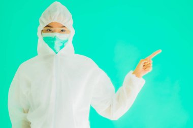 Güzel, genç Asyalı doktor kadın portre. Koronavirüsten ya da mavi arka planda kovid19 'dan korunmak için ppe ya da kişisel koruyucu ekipman takıyor.