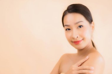 Güzellik kaplıcaları ve kozmetik makyaj anlayışı olan Asyalı güzel bir kadın portresi.