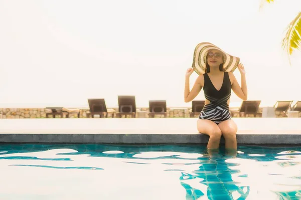 Retrato Bela Jovem Mulher Asiática Relaxar Redor Piscina Livre Hotel — Fotografia de Stock