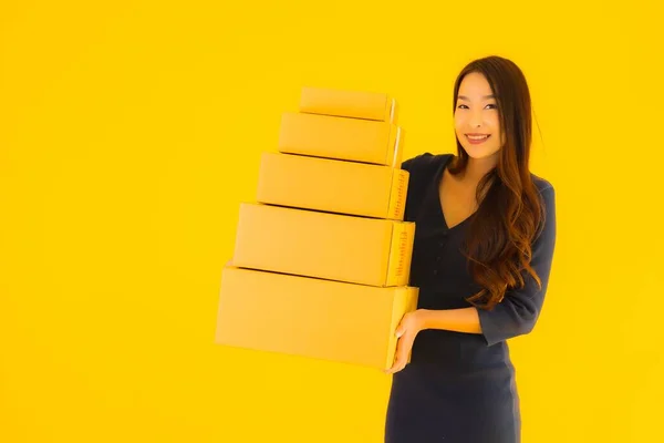 Retrato Bela Jovem Asiática Mulher Com Caixa Papelão Pacote Pronto — Fotografia de Stock