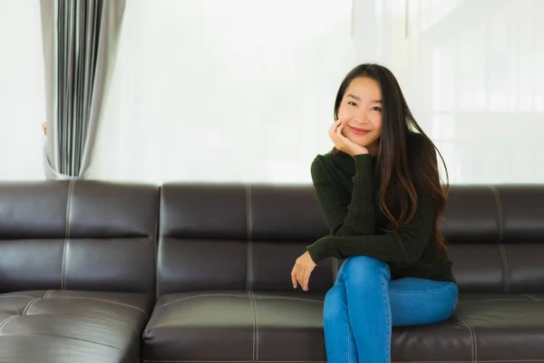 Beau Portrait Jeune Femme Asiatique Assis Détendre Sur Canapé Dans — Photo