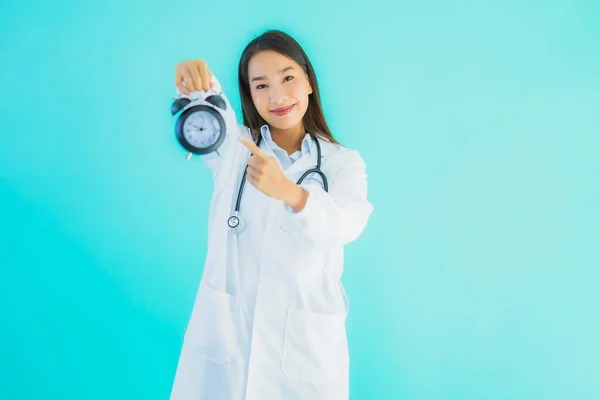 Ritratto Bella Giovane Donna Medico Asiatico Con Orologio Allarme Sfondo — Foto Stock