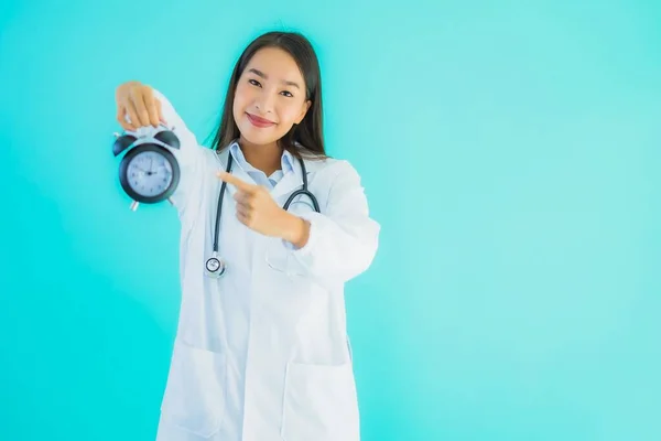 Porträtt Vacker Ung Asiatisk Läkare Kvinna Med Klocka Eller Larm — Stockfoto