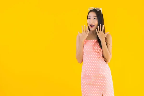 Портрет Красивая Молодая Азиатская Женщина Улыбается Счастливо Желтом Фоне — стоковое фото