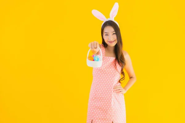 Portrét Krásná Mladá Asijská Žena Králičí Uši Velikonočními Vejci Košíku — Stock fotografie