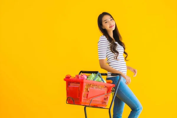 Retrato Bonito Jovem Asiático Mulher Compras Supermercado Carrinho Amarelo Isolado — Fotografia de Stock