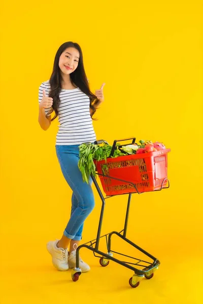 Retrato Hermosa Joven Asiática Mujer Compras Tienda Comestibles Supermercado Carro — Foto de Stock