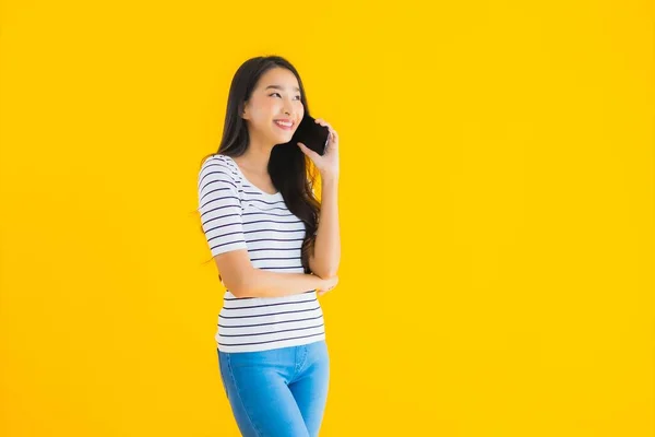 Portrét Krásná Mladá Asijská Žena Úsměv Šťastný Použití Chytrý Mobilní — Stock fotografie
