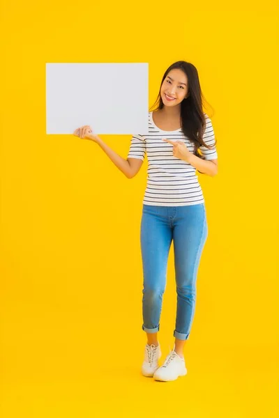 Retrato Hermosa Joven Asiática Mujer Mostrar Vacío Blanco Cartel Publicitario — Foto de Stock