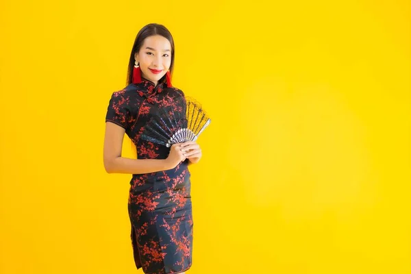 Retrato Bonito Jovem Asiático Mulher Desgaste Chinês Vestido Com Ventilador — Fotografia de Stock