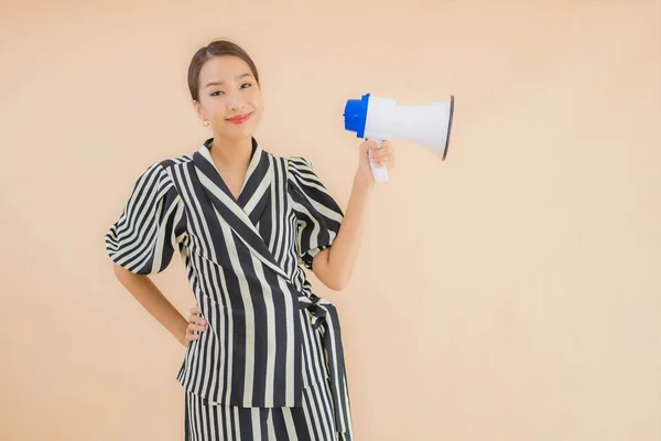 Retrato Bela Jovem Mulher Asiática Com Megafone Fundo Marrom — Fotografia de Stock