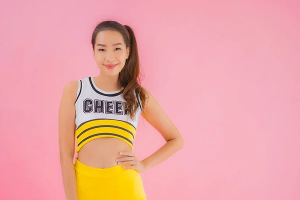 Porträt Schöne Junge Asiatische Frau Cheerleader Auf Rosa Isolierten Hintergrund — Stockfoto