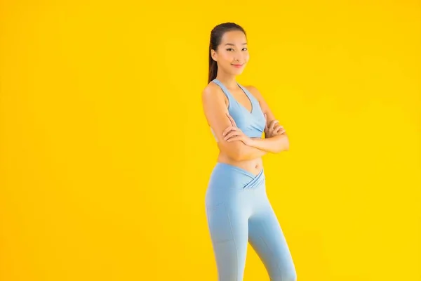 Sarı Izole Edilmiş Arka Planda Spor Giysili Güzel Asyalı Kadın — Stok fotoğraf