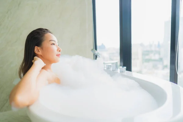 Güzel Bir Asyalı Kadın Portresi Banyo Içinde Küvet Dekorasyonunda Rahatlama — Stok fotoğraf