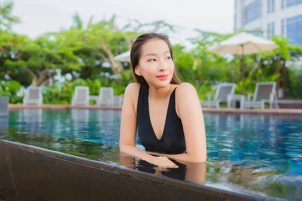 Retrato Hermosa Joven Mujer Asiática Ocio Relajarse Sonrisa Alrededor Piscina —  Fotos de Stock