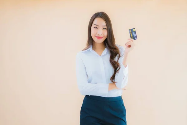 Porträt Schöne Junge Business Asiatische Frau Mit Telefon Und Kreditkarte — Stockfoto