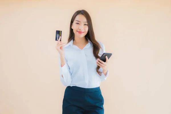 Πορτρέτο Όμορφη Νεαρή Ασιατική Επιχείρηση Γυναίκα Τηλέφωνο Και Πιστωτική Κάρτα — Φωτογραφία Αρχείου
