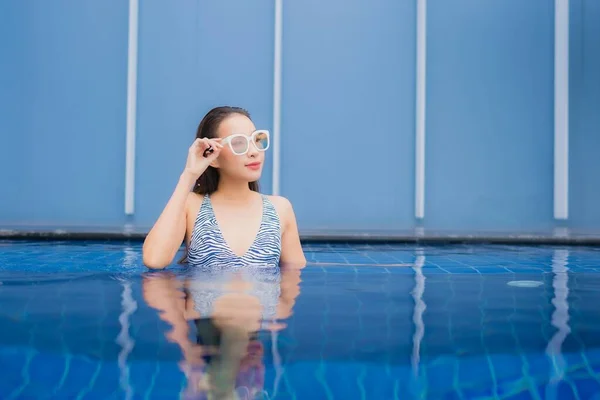 아름다운 휴가를 즐기기 수영장에서 미소를 짓는다 — 스톡 사진