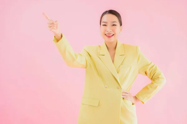 肖像画美しい若いアジアのビジネス女性の笑顔アクションでピンクの色の背景 — ストック写真