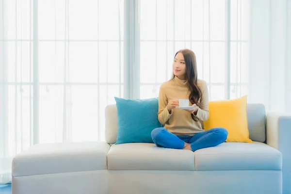 Retrato Hermosa Joven Mujer Asiática Con Taza Café Sofá Interior — Foto de Stock